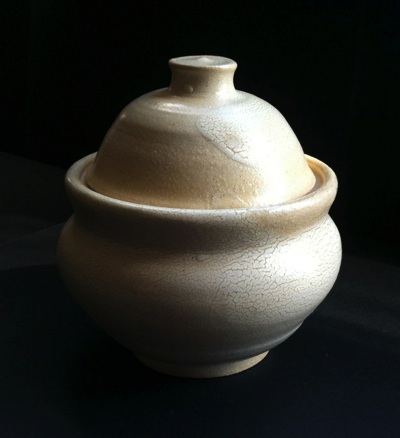 Stoneware pot with lid